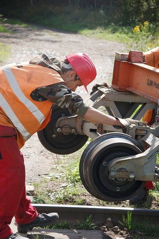 PRÁCE NA POSLEDNÍ ČÁSTI třetího tranzitního koridoru na trati Cheb Cheb státní hranice jsou v plném proudu. Stavebníci právě nyní připravují okolí kolem trati pro novou etapu. 