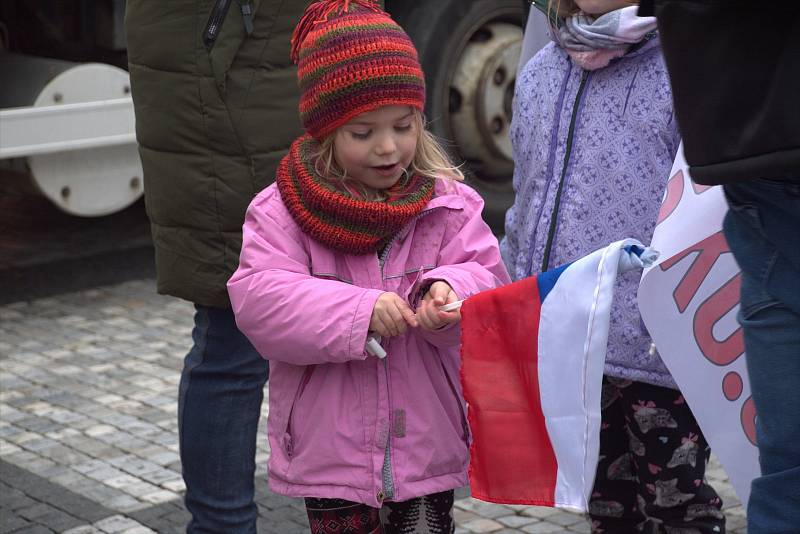 Fotografky ze západu Čech zachytily atmosféru protestů na Staroměstském náměstí