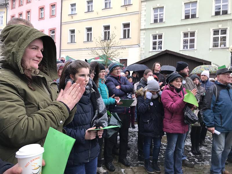 Lidé po 28 letech znovu zacinkali klíči. Nelíbí se jim způsob odvolání starosty