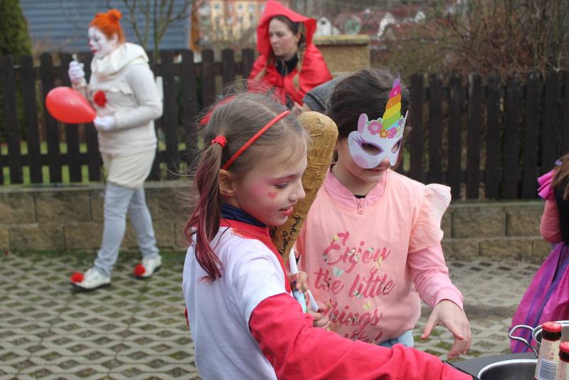 Staročeské i ´moderní´ postavičky dorazily na sedmnáctý ročník Milíkovského masopustu.