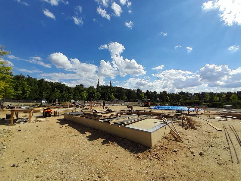 Skatepark je rozdělený zámkovou dlažbou na dvě části. „Té první se říká Plaza, je to velká plocha, která simuluje začátky skateboardingu v Americe. Jedná se o takzvaný Street," vysvětluje Jaroslav Šimáček.