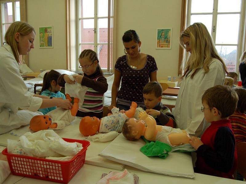 Děti z chebských školek se zúčastnily Dne zdraví ve Střední zdravotnické škole v Chebu