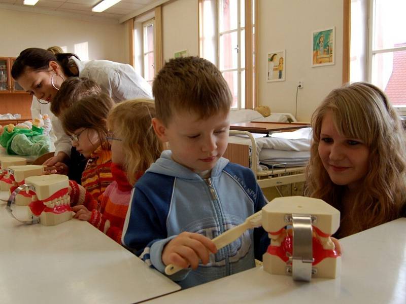 Děti z chebských školek se zúčastnily Dne zdraví ve Střední zdravotnické škole v Chebu