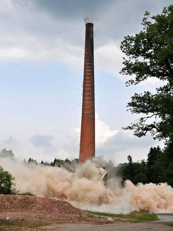 Pětašedesátimetrový komín odstřelili v Aši pyrotechnici k zemi. 