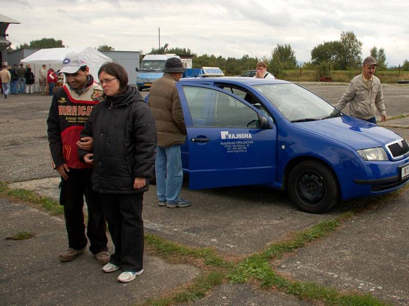 Akce pro nevidomé na chebském letišti