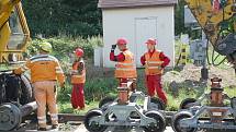 PRÁCE NA POSLEDNÍ ČÁSTI třetího tranzitního koridoru na trati Cheb Cheb státní hranice jsou v plném proudu. Stavebníci právě nyní připravují okolí kolem trati pro novou etapu. 