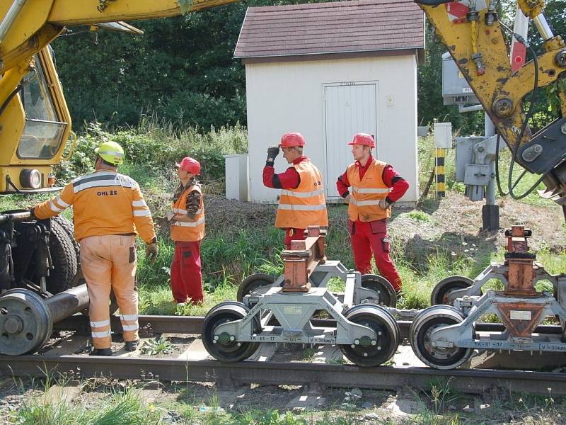 PRÁCE NA POSLEDNÍ ČÁSTI třetího tranzitního koridoru na trati Cheb Cheb státní hranice jsou v plném proudu. Stavebníci právě nyní připravují okolí kolem trati pro novou etapu. 