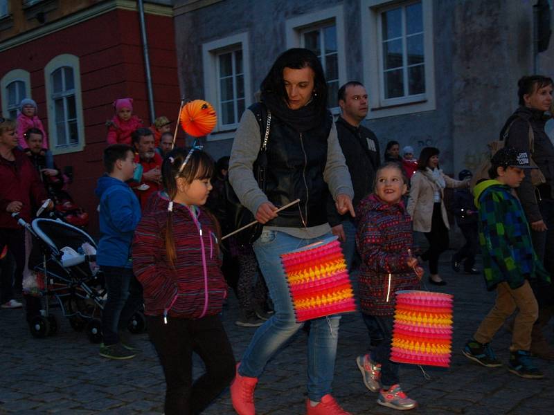 Tradiční lampionový průvod se o víkendu vydal z chebského náměstí do areálu Krajinky. Akci oživil také chebský Mládežnický dechový orchestr. 