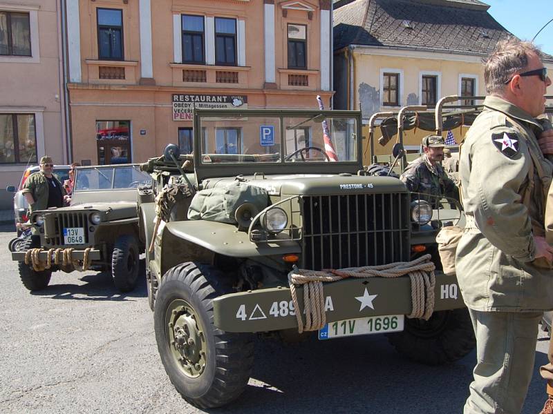 OSLAVY OSVOBOZENÍ. V rámci oslav 71. výročí osvobození přijel do Teplé a pak do dalších míst military convoy.