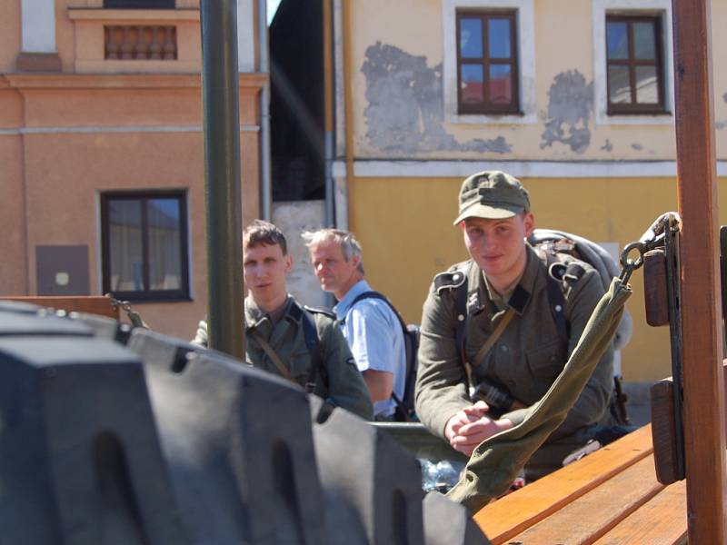 OSLAVY OSVOBOZENÍ. V rámci oslav 71. výročí osvobození přijel do Teplé a pak do dalších míst military convoy.