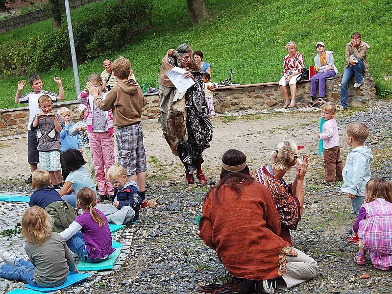 HLOUČKY DĚTÍ se sešly v areálu chebské Krajinky. Konala se tu dětská akce s názvem Hurá k indiánům! Caparti si malovali obličeje barvami a tvořili indiánské náhrdelníky. 