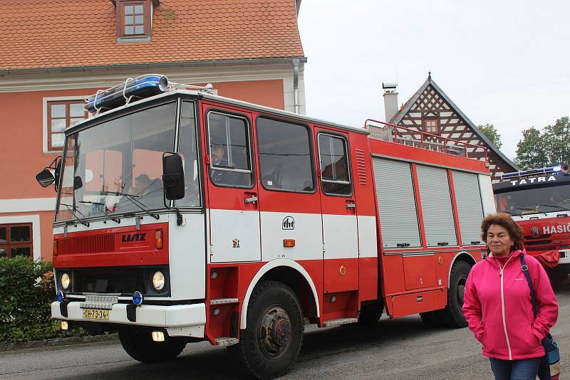 „VÍTEJ, MAZLÍKU.“ Milíkovští dobráci přivítali novou cisternu. K ní navíc dostali od obce i prapor.