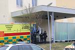 Z chebské nemocnice převezly sanity patnáct pacientů.
