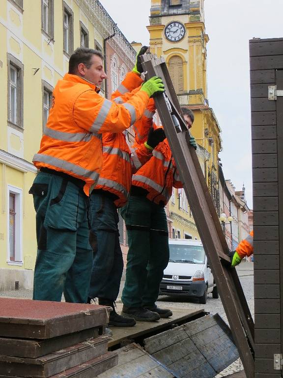 VÁNOČNÍ TRHY v Chebu, které byly největší v Karlovarském kraji a během měsíce je navštívily tisíce lidí, skončily. Řemeslníci teď budou několik dní rozebírat na náměstí všechny stavby, které tu pro trhy vznikly.