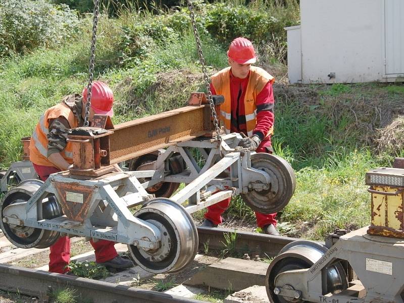 PRÁCE NA POSLEDNÍ ČÁSTI třetího tranzitního koridoru na trati Cheb Cheb státní hranice jsou v plném proudu. Stavebníci právě nyní připravují okolí kolem trati pro novou etapu. 