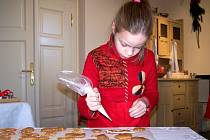 PEČE SE I V MUZEU.  Každoroční vánoční trhy v chebském muzeu zpestřuje i pečení tradičních perníčků, které si zde mohou děti samy nazdobit cukrovou polevou.  