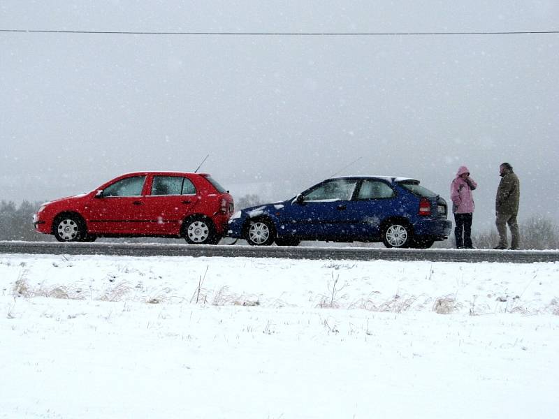 Malá dopravní nehoda u Dolního Žandova zkomplikovala dopravu na silnici či. I/21