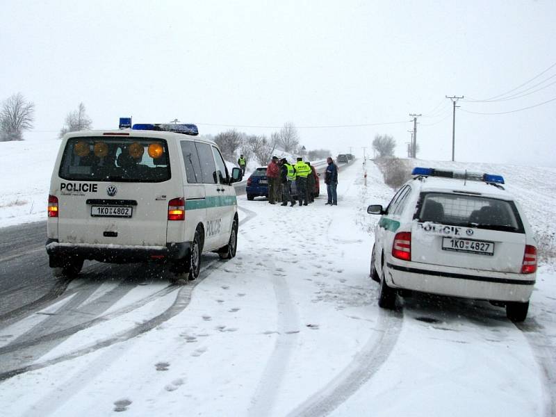 Malá dopravní nehoda u Dolního Žandova zkomplikovala dopravu na silnici či. I/21