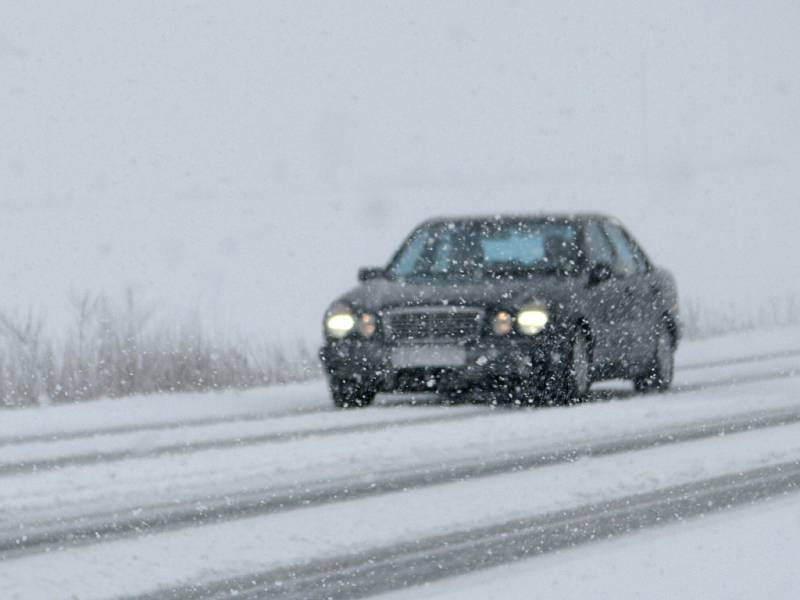 Hustě sněžení zkomplikovalo motoristům jízdu po silnici č. I/21