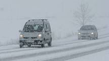 Hustě sněžení zkomplikovalo motoristům jízdu po silnici č. I/21