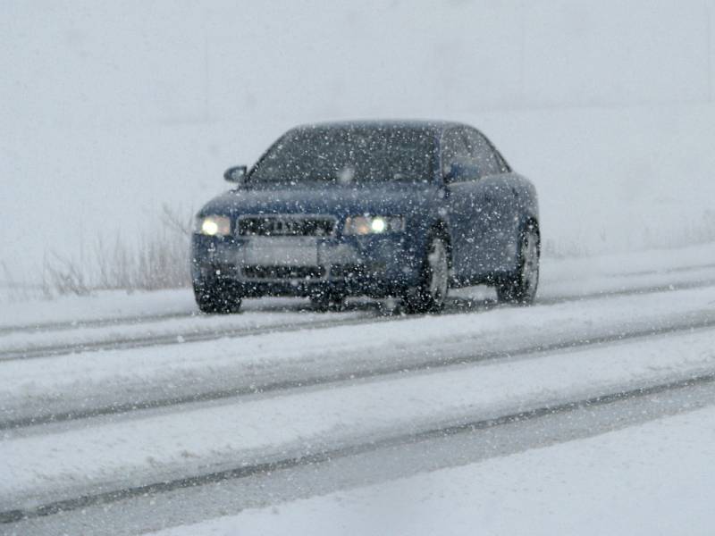 Hustě sněžení zkomplikovalo motoristům jízdu po silnici č. I/21