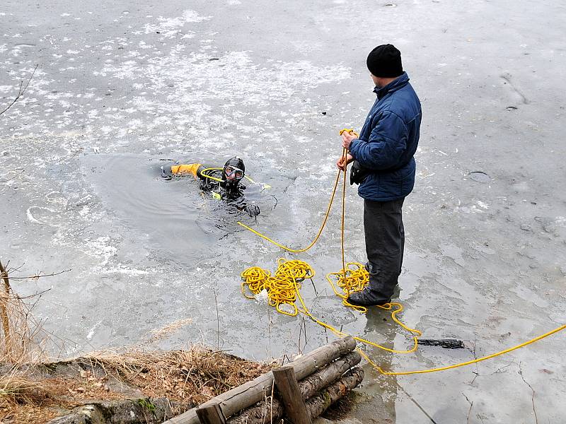 Netradiční zimní radovánky si užily dvě desítky příznivců přístrojového potápění v lomu Polná u Hazlova.