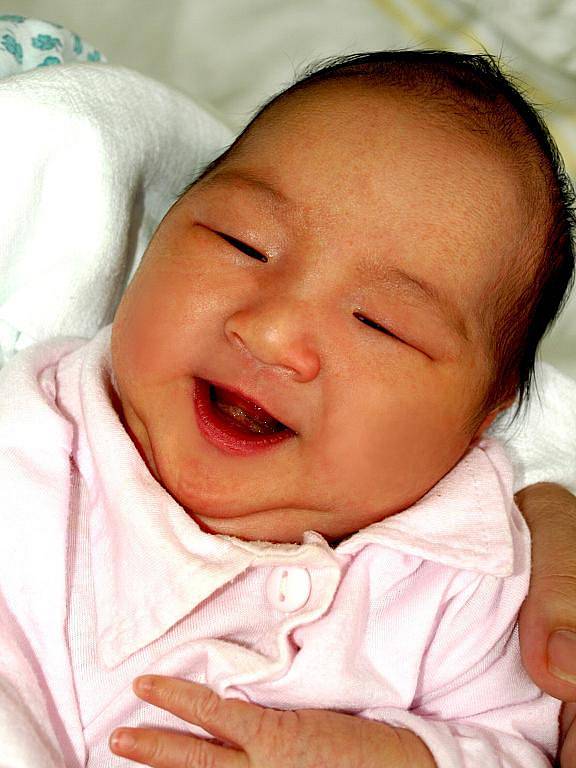 QUYEN DUONG NGUYEN THUC, holčička, se narodila v úterý 29. března v 10.50 hodin. Při narození vážila 3100 gramů a měřila 49 centimetrů. Z malé dcerušky se doma  v Aši raduje maminka Chin.