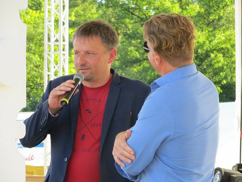 Přes osm stovek vtipů bylo týden vidět na Národní třídě ve Františkových Lázních. Konal se tu totiž pátý ročník Mezinárodního festivalu kresleného humoru.