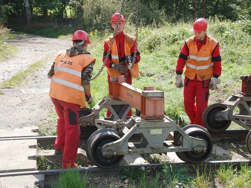 PRÁCE NA POSLEDNÍ ČÁSTI třetího tranzitního koridoru na trati Cheb Cheb státní hranice jsou v plném proudu. Stavebníci právě nyní připravují okolí kolem trati pro novou etapu. 