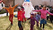 Velký dětský festival Vítání jara přilákal rodiny s dětmi do chebské Klášterní zahrady. 