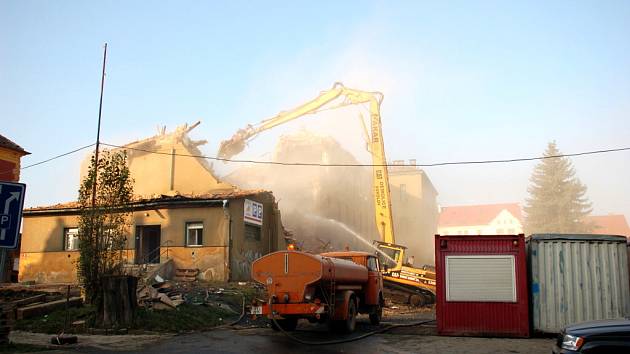Prach z demolic objektu bývalých kasáren Dragoun v Chebu