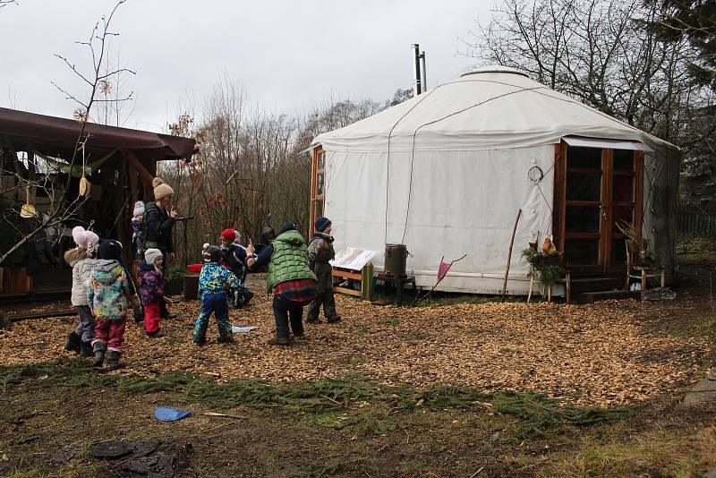 Děti v lesní školce v Mariánských Lázních tráví téměř veškerý čas venku.