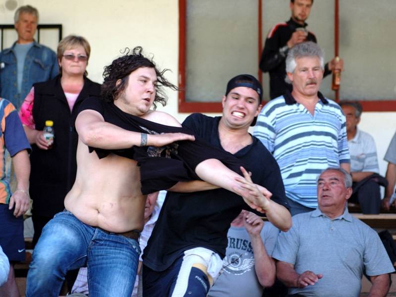 Při loňském utkání sparťanští fanoušci vtrhli na stadion a začali si podávat chebské fandy i policisty