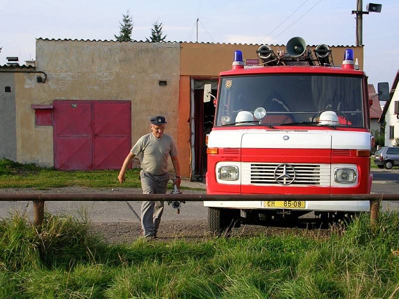 OD LISTOPADU LOŇSKÉHO ROKU mají hasiči z Chebu – Hájů stavební povolení na rekonstrukci zbrojnice. Do původní garáže se jim totiž nevešlo nové vozidlo. Počítají s tím, že nejpozději v srpnu letošního roku bude garáž zvýšená a v podkroví vznikne nová klubo