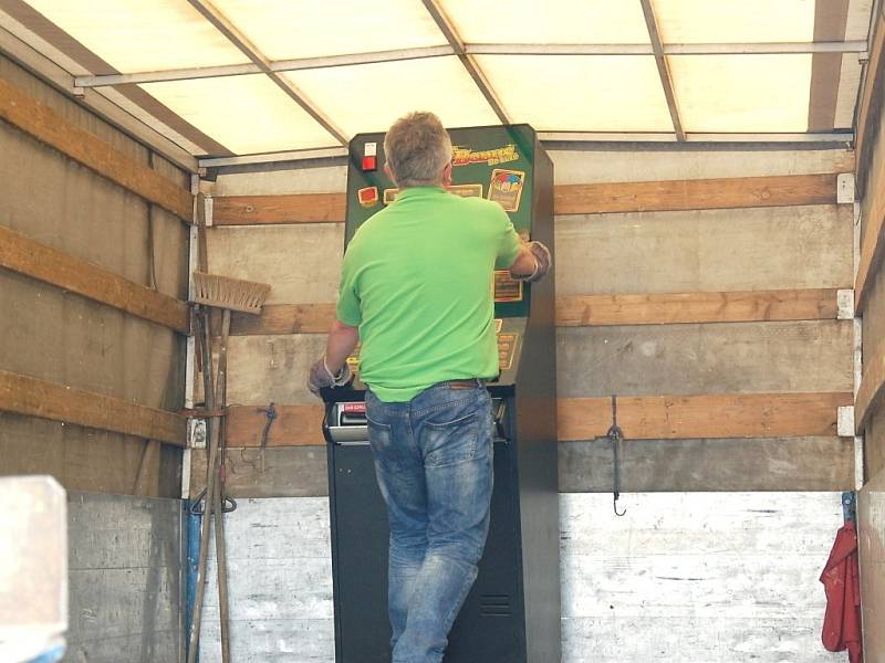 Policie odvezla z jednoho domu ve Františkových Lázních několik herních automatů.  