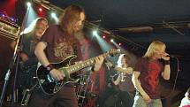 Metalisté nejen z Mariánských Lázní si ve čtvrtek večer užili jeden z mála svátků opravdu tvrdé hudby. Do mariánskolázeňského hudebního klubu Na Rampě zavítal frontman světově známé metalové skupiny Sepultura s brazilskou kapelou Musica Diablo.