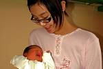 NGUYEN TRUC NHI, holčička, se narodila v sobotu 13. prosince v 14.50 hodin. Při narození vážila 2960 gramů a měřila 47 centimetrů. Tatínek Hang a maminka Hai se těší, až si dcerku dovezou domů do Chebu. 