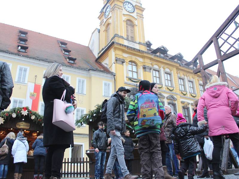 Největší vánoční trhy v Karlovarském kraji jsou zahájeny. V sobotu se na chebském náměstí Krále Jiřího z Poděbrad sešly stovky lidí, aby ochutnaly čerstvý svařák, medový punč anebo křupavou pečenou klobásku.