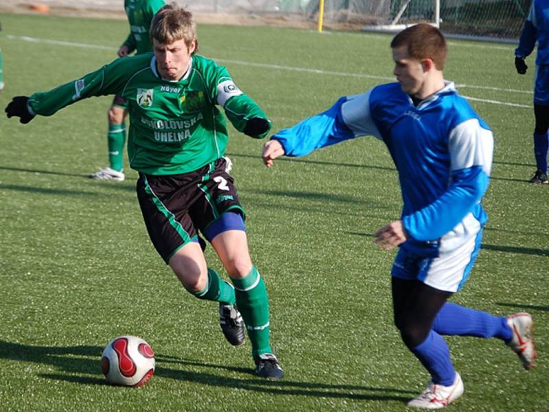 UNION SI ODVEZL VÝHRU. Třetiligový celek Union Cheb si v dohrávaném utkání 3. kola zimního turnaje Buldoků odvezl z umělky Baníku Sokolov výhru 2:0.  Na snímku v akci sokolovský kapitán Tomáš Provazník (vlevo u míče) v souboji s chebským Linhartem. 