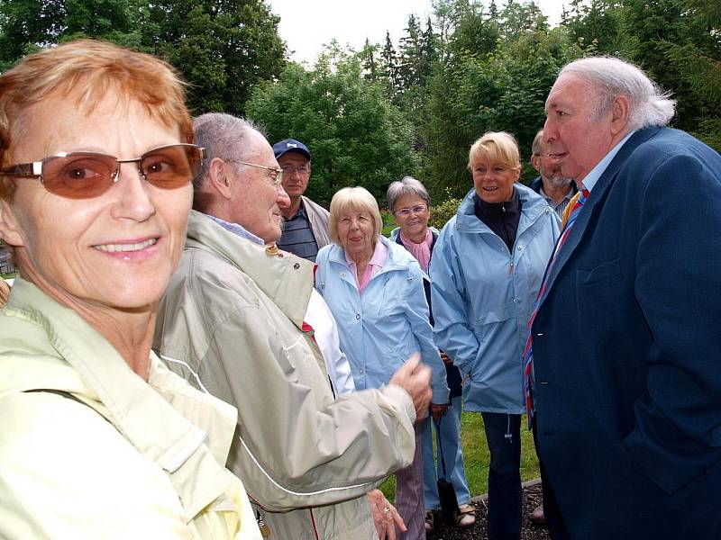 V Pohádkovém ráji na mariánskolázeňském Krakonoši přibyly další nové sochy.