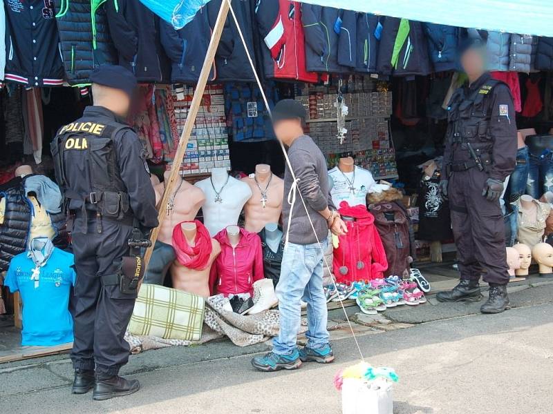 Policie šla v Aši po drogách a padělcích. 