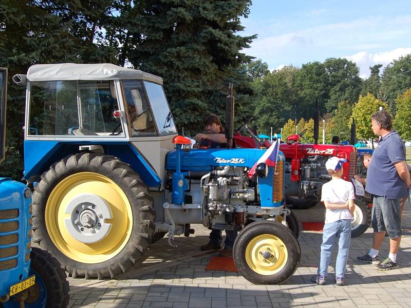 Na osm desítek elegantních strojů nejen z České republiky, ale i z Německa se za nebývalého zájmu příznivců zúčastnilo 4. ročníku ´Veteran rallye Františkovy Lázně ´. Ten uspořádal HISTORIA MOTOR CLUB Františkovy Lázně. 