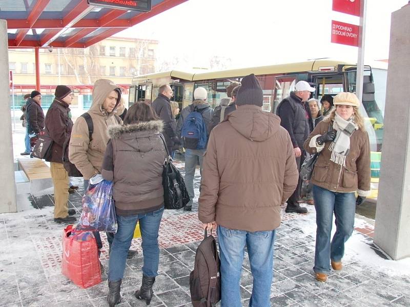 CESTUJÍCÍ NEJEN Z CHEBU si nemohou nový terminál vynachválit. Včera využili hned několika autobusových spojů. 