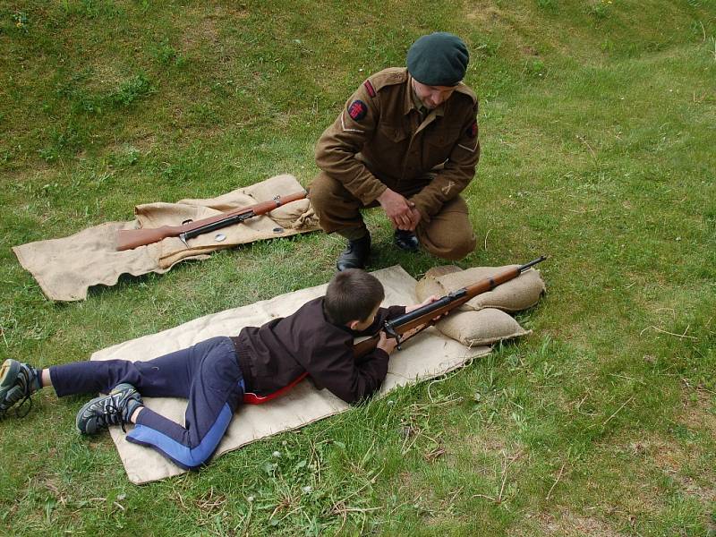 Netradiční dětský den si připravili organizátoři na hradě Cheb. Pro všechny malé návštěvníky si tu totiž nachystali brannou výchovu s britským vojskem Commandos z druhé světové války.