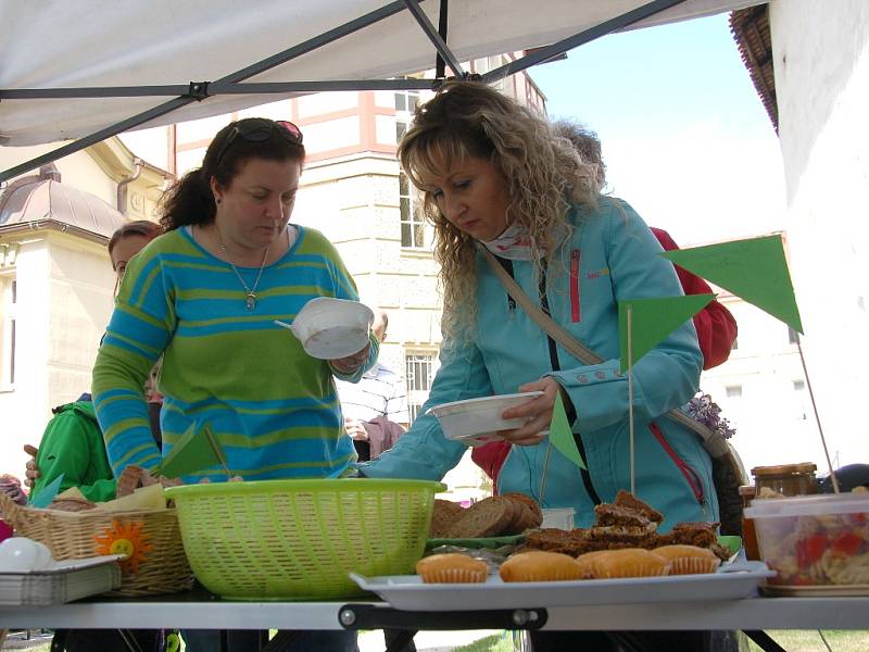 Férová snídaně je součástí Světového dne pro fair trade, tedy akce na podporu potravinových produktů, při jejichž výrobě nebyla porušována lidská práva, poškozováno životní prostředí či zneužita dětská práce. Fair trade znamená spravedlivý obchod.