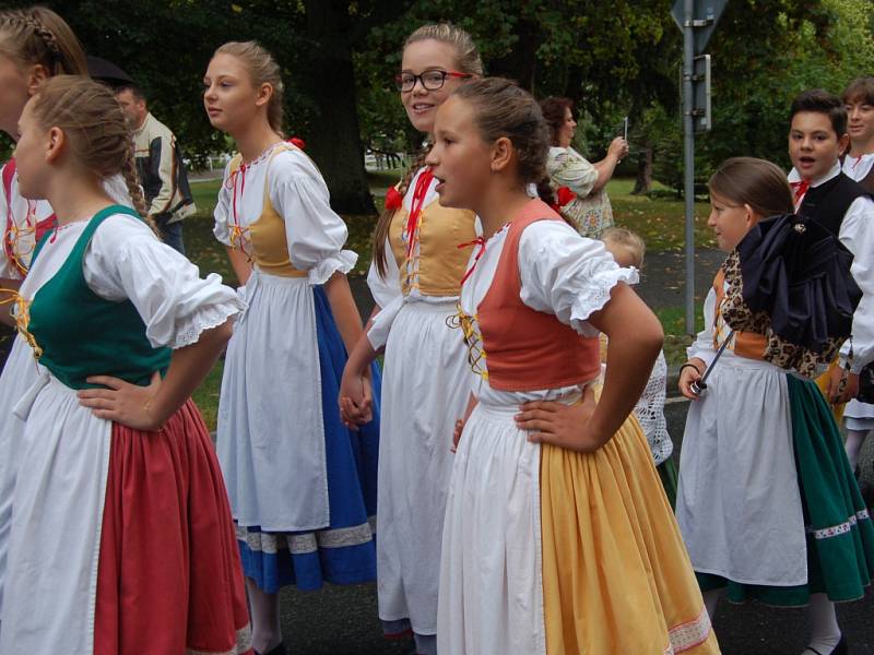 MARIÁNKY PATŘILY FOLKLORU. Mezinárodní folklorní festival Mariánský podzim se tradičně uskutečnil v Mariánských Lázních. Kromě vystoupení na kolonádě nebo v anglikánském kostele měli místní i hosté možnost spatřit krásu lidových krojů při průvodu městem. 