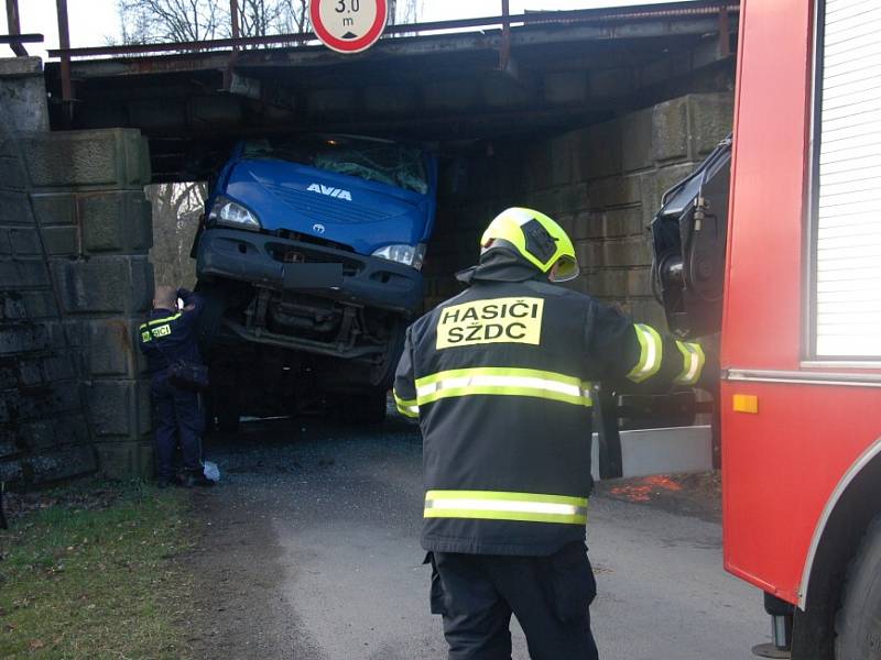 Nepříjemné překvapení čekalo včera na řidiče nákladního vozidla při projíždění pod železničním viaduktem v Nebanicích na Chebsku. Šofér si totiž neuvědomil, že na korbě veze bagr, který je příliš vysoký na to, aby pod viaduktem projel. 