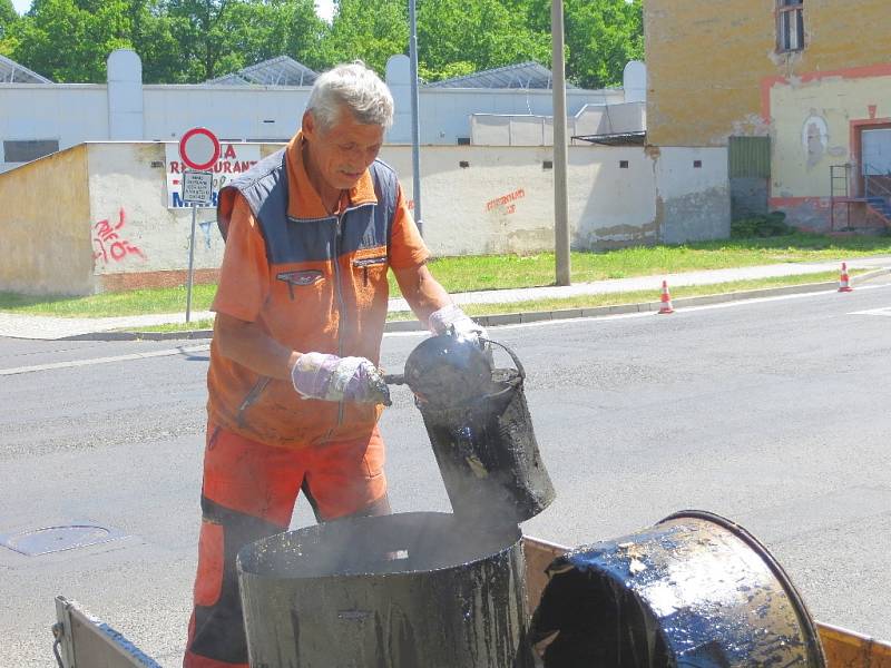 V rámci přípravných prací v těchto dnech Chebské technické služby (Chetes) provádějí nové značení celé Májové ulice, která k objezdu vede, až na křižovatku s ulicí Pivovarskou.
