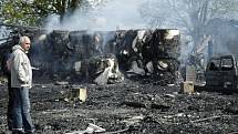 Trosky haly v Chebu Hradisku zničené nočním požárem