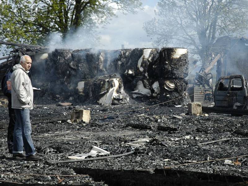 Trosky haly v Chebu Hradisku zničené nočním požárem